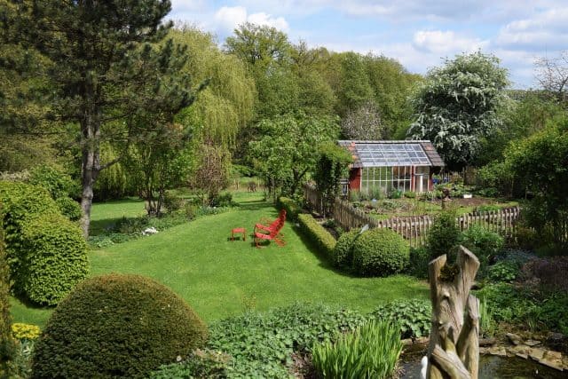 Garten Garten mit Gewächshaus